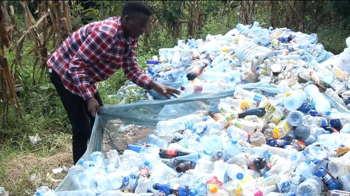 Vijana wanavyojiajiri kwa kuokota chupa za plastiki Morogoro